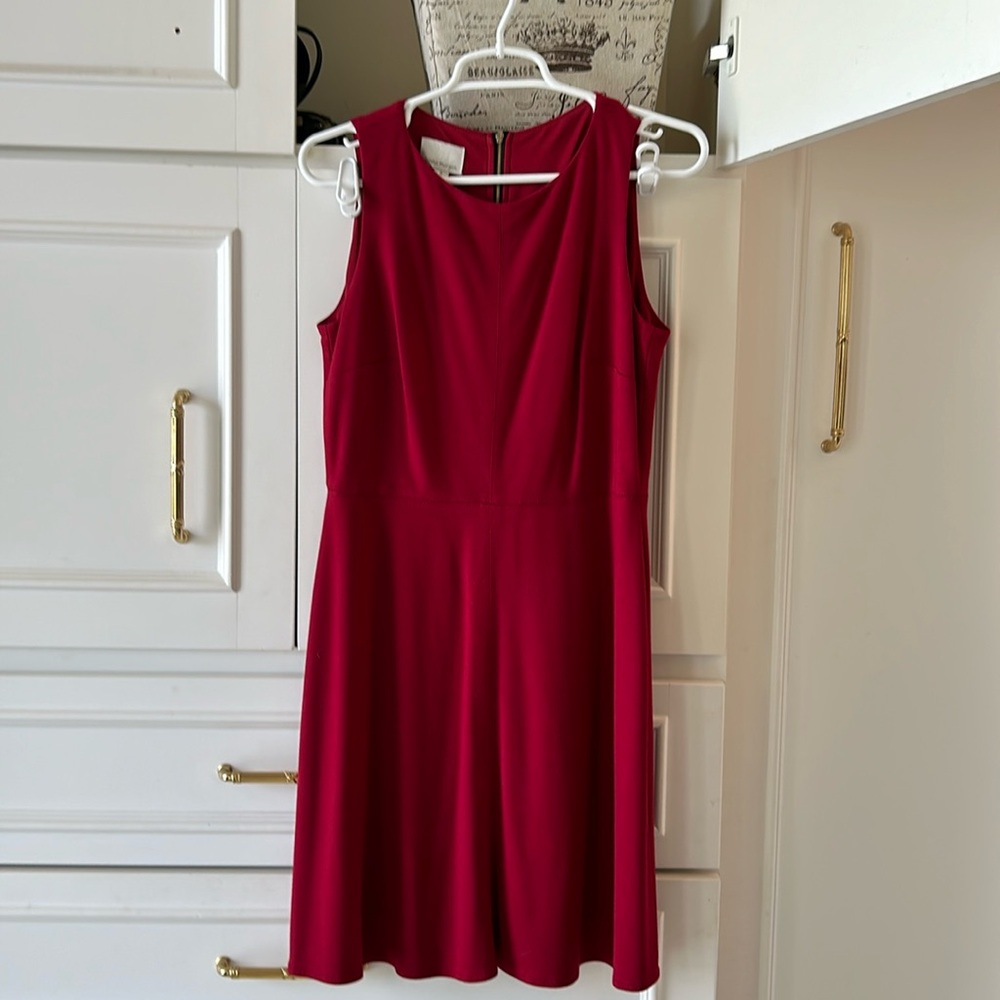 Sleeveless dress. Black zipper down back